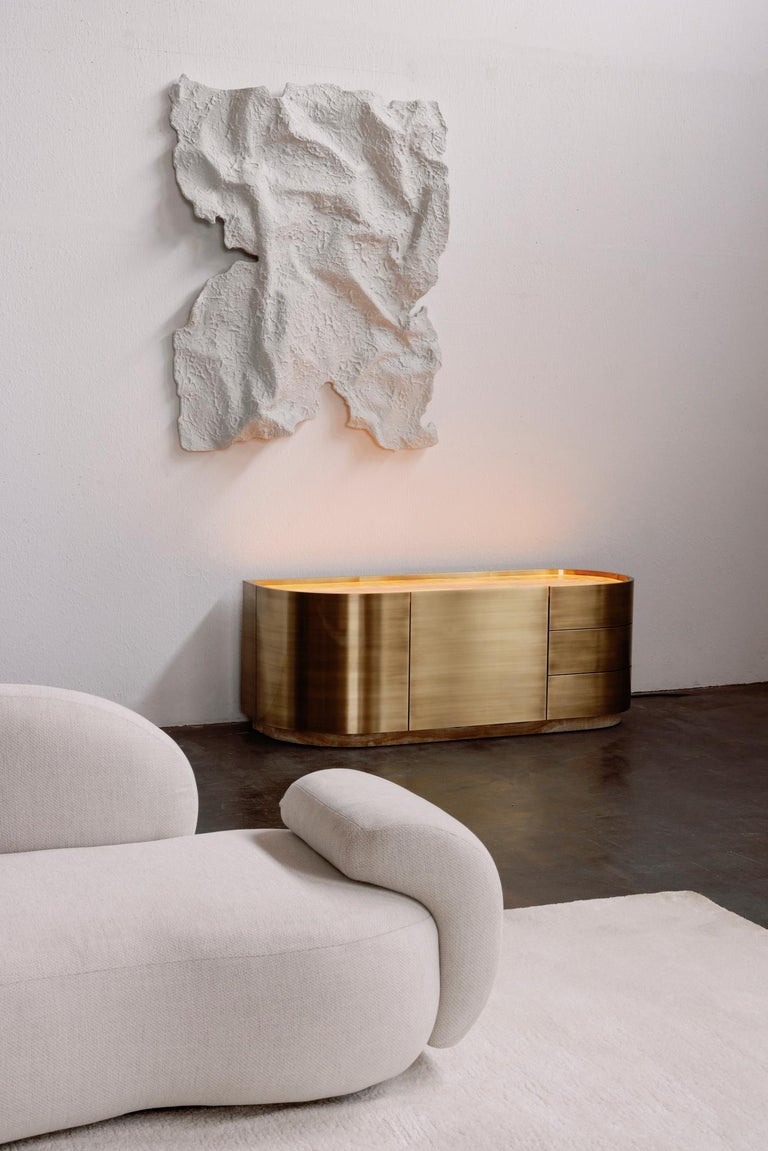 https://a.1stdibscdn.com/mid-century-modern-sahara-tv-cabinet-brass-miel-onyx-handmade-by-greenapple-for-sale-picture-7/f_53532/f_441816621742814987317/Ambiente_881B_master.jpg?width=768