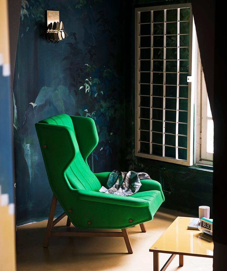 https://a.1stdibscdn.com/tacchini-giulia-lounge-armchair-with-ottoman-designed-by-gianfranco-frattini-for-sale-picture-3/f_44652/1607023748584/_Andrea_Ferrari_DSC_2693_master.jpg