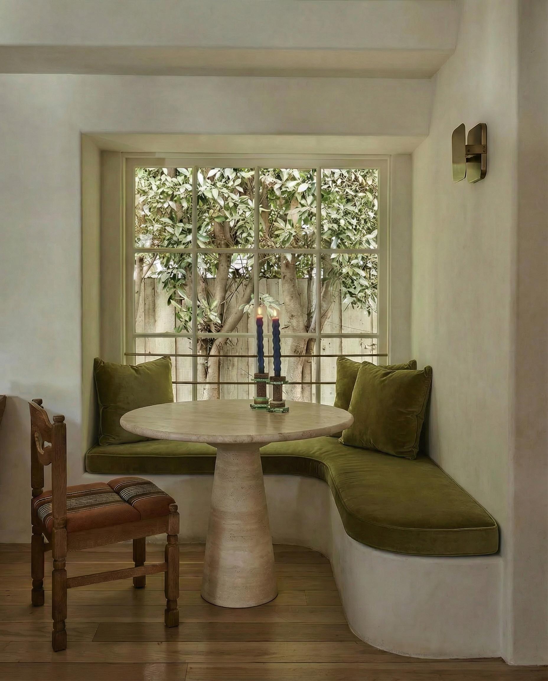 https://a.1stdibscdn.com/cream-travertine-round-dining-table-in-the-style-of-1970-angelo-mangiarotti-for-sale-picture-7/f_80522/f_491511521773353886343/Angelo_with_detail_in_situation_master.jpg