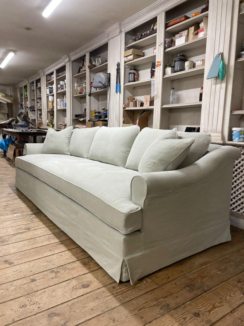 https://a.1stdibscdn.com/bespoke-handmade-belgian-linen-sofa-for-sale-picture-4/f_25473/f_353240121746788774537/Antonia_o1_master.jpg
