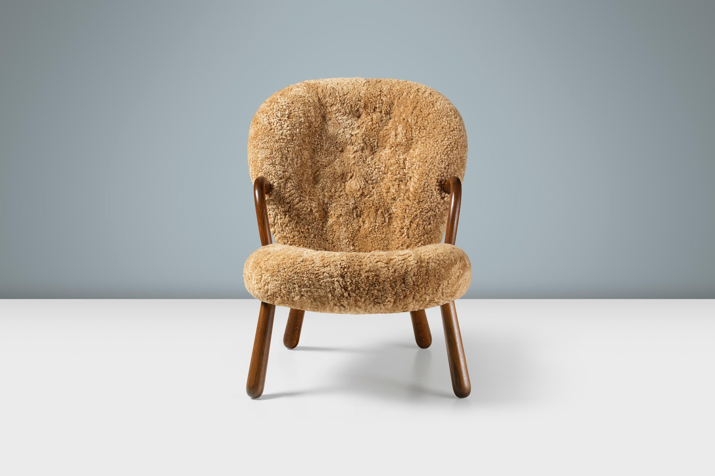 https://a.1stdibscdn.com/arnold-madsen-sheepskin-clam-chair-stool-for-sale-picture-7/f_13332/f_425325221732923745353/ArnoldMadsen_ClamChair_SK_Maple_Fumed_Oak_Front_Stage_master.jpg