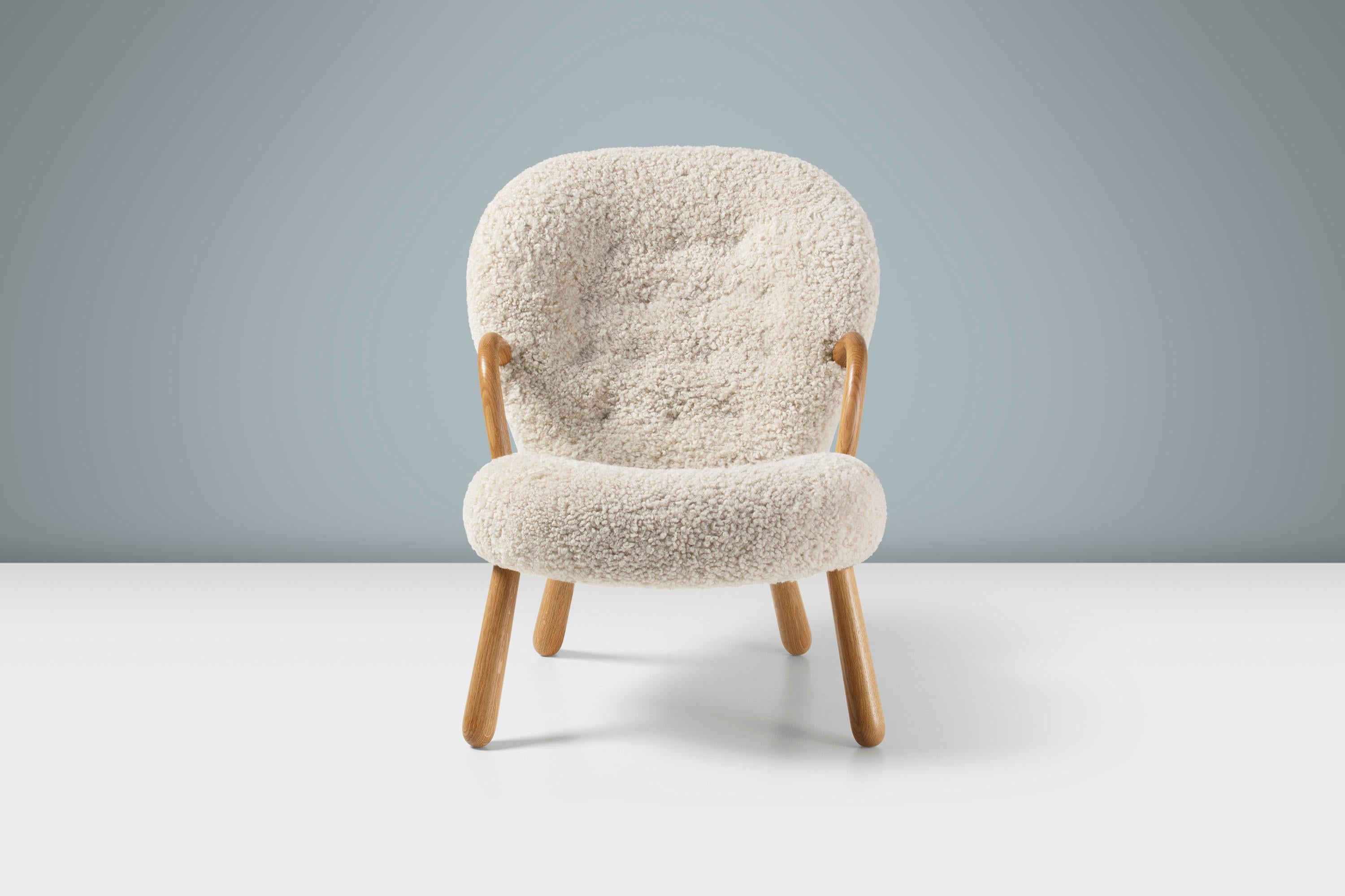 https://a.1stdibscdn.com/arnold-madsen-sheepskin-clam-chair-new-edition-for-sale-picture-2/f_13332/f_406689721721213726933/ArnoldMadsen_Clam_Chair_SK_Moonlight_Oiled_Oak_Front_Stage_master.jpg