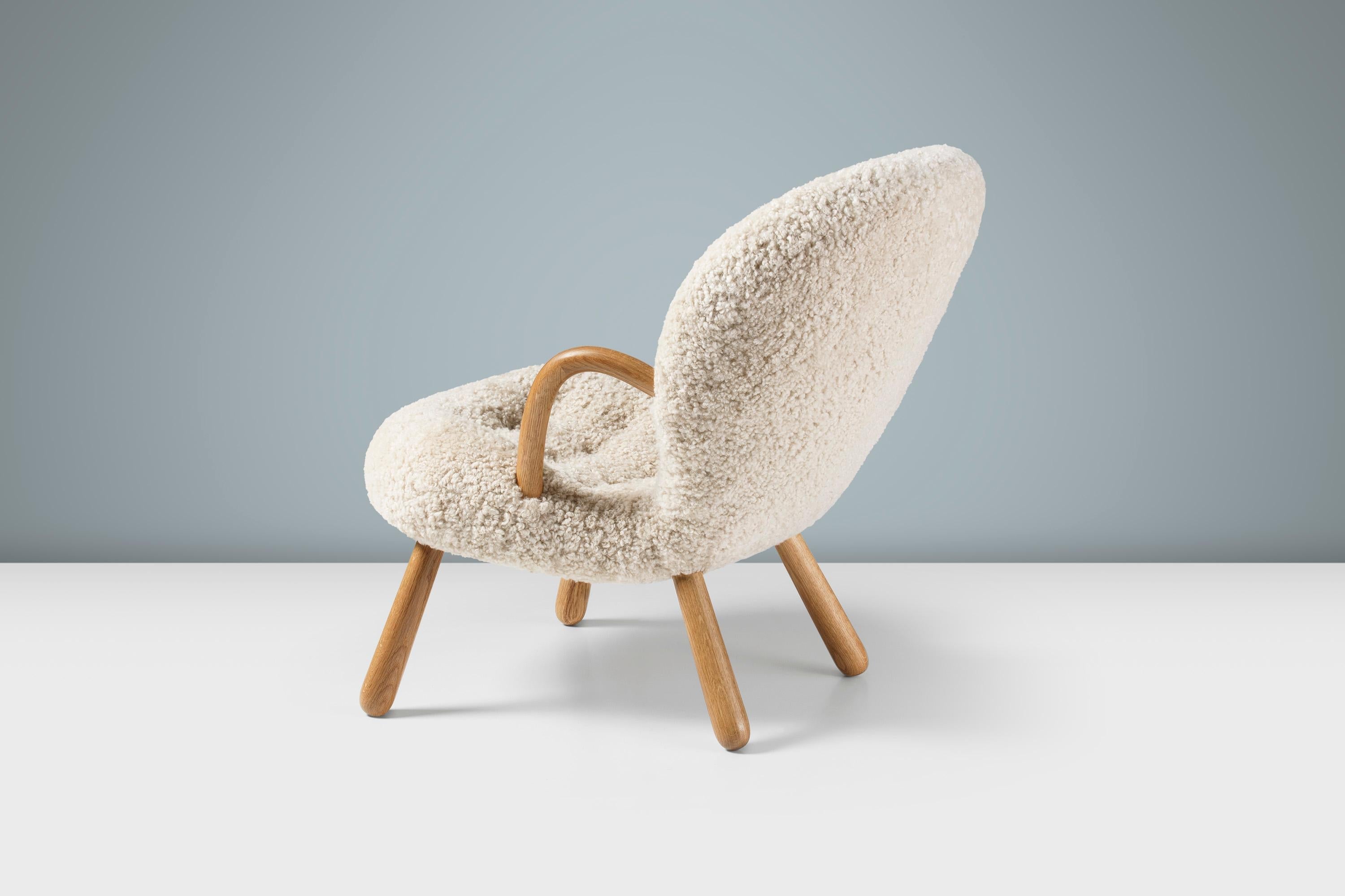https://a.1stdibscdn.com/arnold-madsen-sheepskin-clam-chair-new-edition-for-sale-picture-4/f_13332/f_406689721721213727864/ArnoldMadsen_Clam_Chair_SK_Moonlight_Oiled_Oak_Rear_Stage_master.jpg