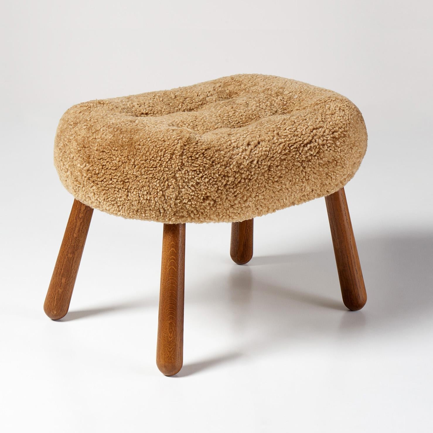 https://a.1stdibscdn.com/arnold-madsen-sheepskin-clam-chair-stool-for-sale-picture-3/f_13332/f_425325221732923757492/ArnoldMadsen_Clam_Stool_SK_Maple_Fumed_Oak_Detail_master.jpg