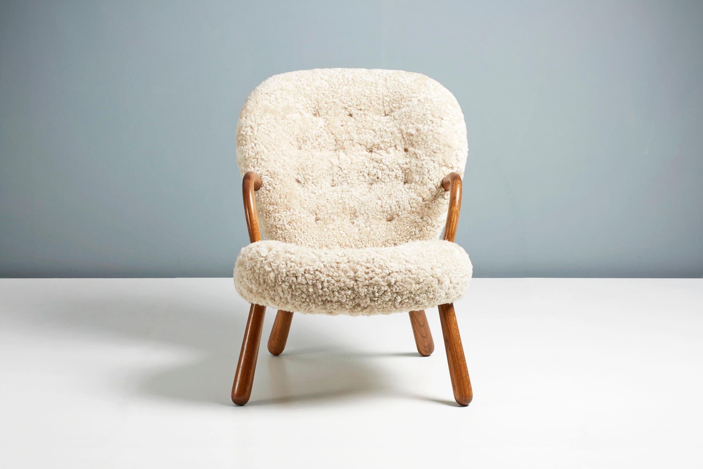 https://a.1stdibscdn.com/arnold-madsen-sheepskin-clam-chair-1944-for-sale-picture-2/f_67442/f_286035721652207583328/ArnoldMadsen_Dagmar_ClamChairREPRO_MoonlightOiledOak_03_copy_master.jpg