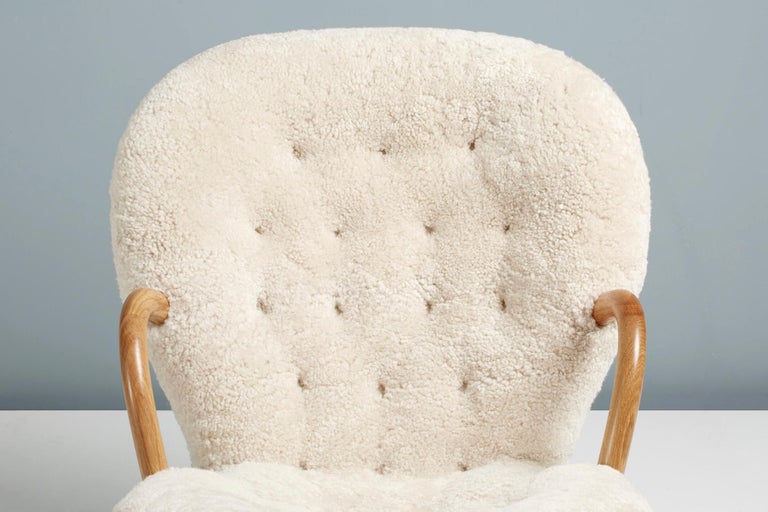 https://a.1stdibscdn.com/arnold-madsen-sheepskin-clam-chair-for-sale-picture-5/f_67442/f_290597221654875628442/ArnoldMadsen_Dagmar_ClamChairREPRO_MoonlightOiledOak_03_master.jpg?width=768