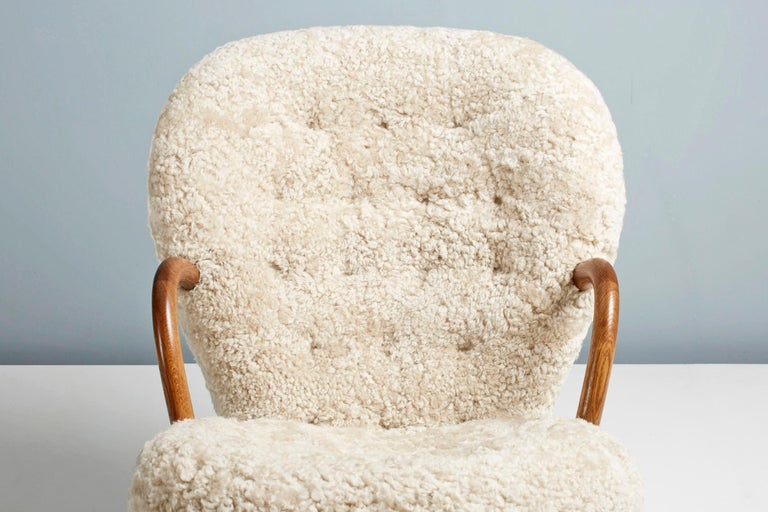 https://a.1stdibscdn.com/pair-of-arnold-madsen-sheepskin-clam-chairs-1944-for-sale-picture-3/f_67442/f_288877121653949141976/ArnoldMadsen_Dagmar_ClamChairREPRO_MoonlightOiledOak_05_copy_master.jpg?width=768