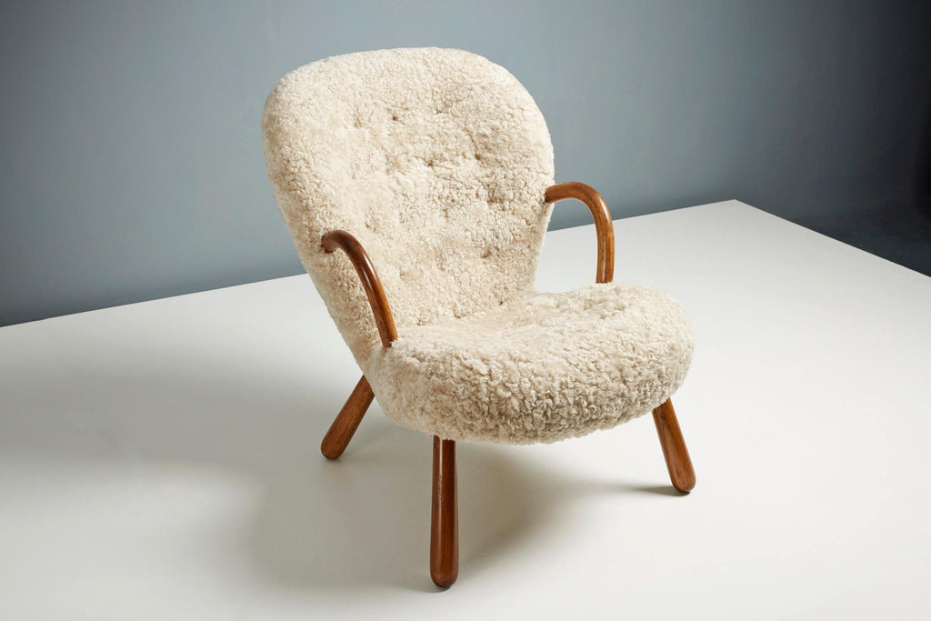 https://a.1stdibscdn.com/re-edition-sheepskin-clam-chair-by-arnold-madsen-for-sale-picture-6/f_13332/f_300195621660734865852/ArnoldMadsen_Dagmar_ClamChairREPRO_MoonlightOiledOak_06_copy_master.jpg