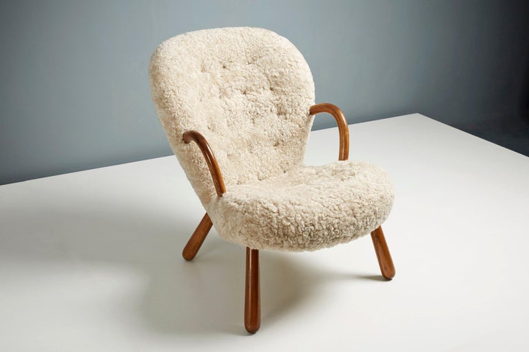 https://a.1stdibscdn.com/pair-of-arnold-madsen-sheepskin-clam-chairs-1944-for-sale-picture-8/f_67442/f_288877121653949144698/ArnoldMadsen_Dagmar_ClamChairREPRO_MoonlightOiledOak_06_copy_master.jpg?width=768