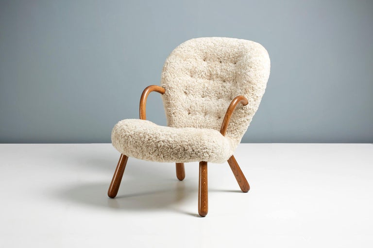 https://a.1stdibscdn.com/pair-of-arnold-madsen-sheepskin-clam-chairs-1944-for-sale-picture-4/f_67442/f_288877121653949142583/ArnoldMadsen_Dagmar_ClamChairREPRO_MoonlightOiledOak_08_copy_master.jpg?width=768