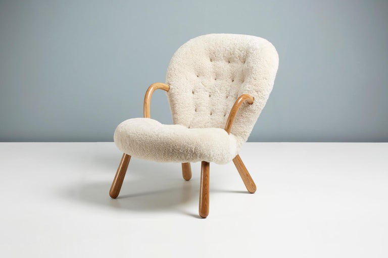 https://a.1stdibscdn.com/arnold-madsen-sheepskin-clam-chair-for-sale-picture-4/f_67442/f_290597221654875763733/ArnoldMadsen_Dagmar_ClamChairREPRO_MoonlightOiledOak_08_master.jpg?width=768