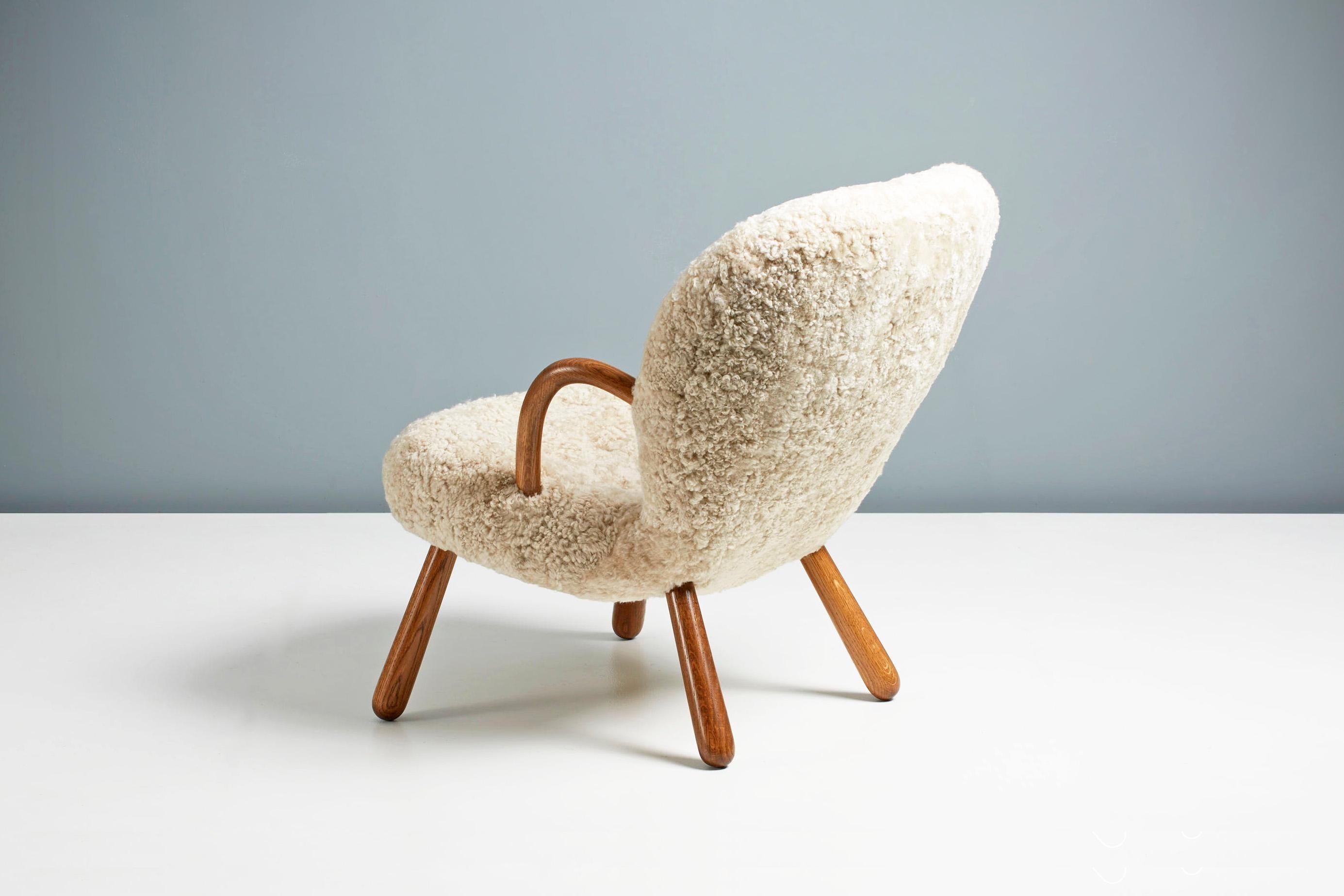 https://a.1stdibscdn.com/re-edition-sheepskin-clam-chair-by-arnold-madsen-for-sale-picture-8/f_13332/f_300195621660734867177/ArnoldMadsen_Dagmar_ClamChairREPRO_MoonlightOiledOak_11_copy_master.jpg