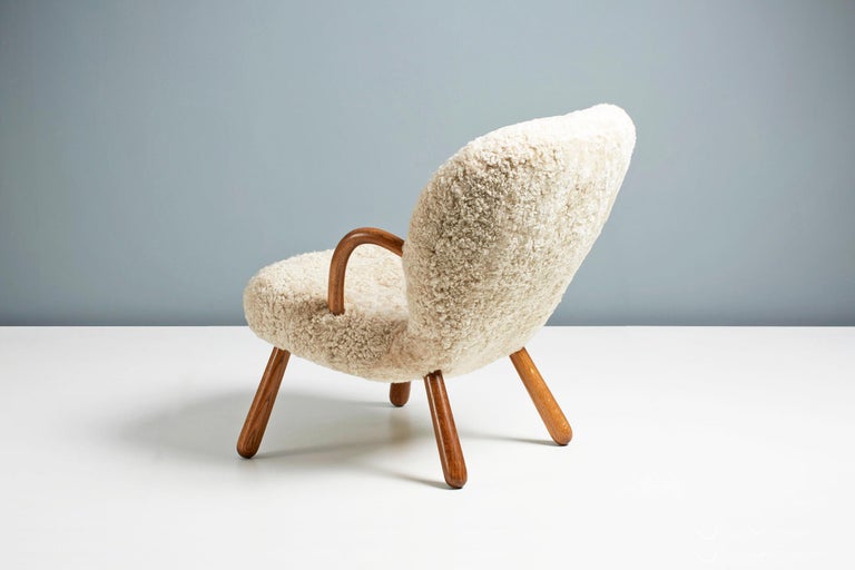 https://a.1stdibscdn.com/arnold-madsen-sheepskin-clam-chair-1944-for-sale-picture-4/f_67442/f_285993021652192591902/ArnoldMadsen_Dagmar_ClamChairREPRO_MoonlightOiledOak_11_copy_master.jpg?width=768