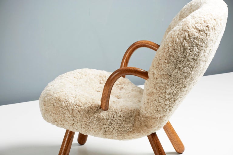 https://a.1stdibscdn.com/pair-of-arnold-madsen-sheepskin-clam-chairs-1944-for-sale-picture-6/f_67442/f_288877121653949143556/ArnoldMadsen_Dagmar_ClamChairREPRO_MoonlightOiledOak_12_copy_master.jpg?width=768
