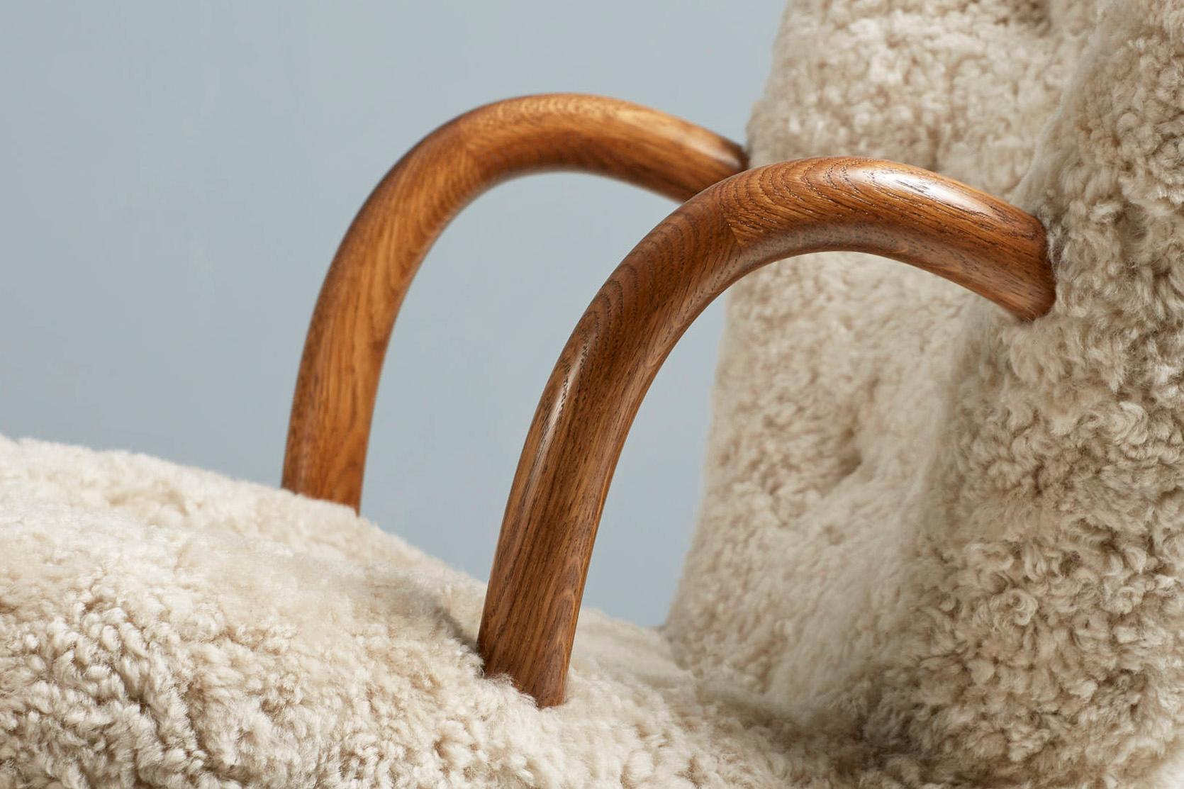 https://a.1stdibscdn.com/re-edition-sheepskin-clam-chair-by-arnold-madsen-for-sale-picture-7/f_13332/f_300195621660734866559/ArnoldMadsen_Dagmar_ClamChairREPRO_MoonlightOiledOak_18_copy_master.jpg