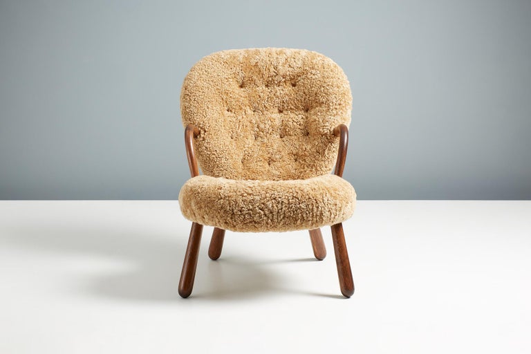 https://a.1stdibscdn.com/pair-of-arnold-madsen-sheepskin-clam-chairs-1944-for-sale-picture-2/f_67442/f_288879921653951898130/ArnoldMadsen_Dagmar_ClamChair_REPRO_Maple_OiledOak_22_master.jpg?width=768
