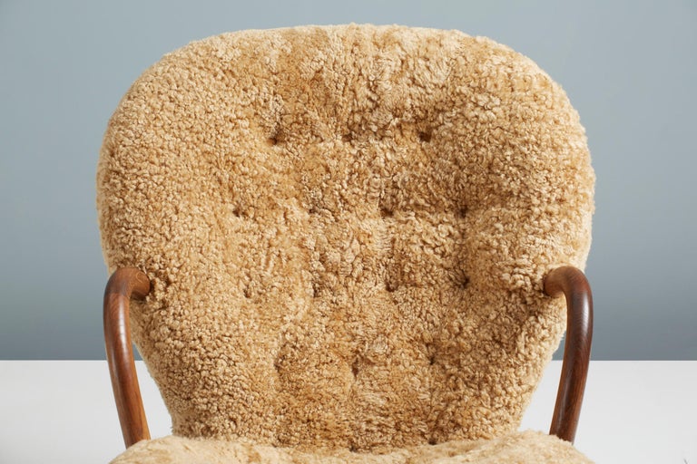 https://a.1stdibscdn.com/pair-of-arnold-madsen-sheepskin-clam-chairs-1944-for-sale-picture-5/f_67442/f_288879921653951899742/ArnoldMadsen_Dagmar_ClamChair_REPRO_Maple_OiledOak_24_copy_master.jpg?width=768