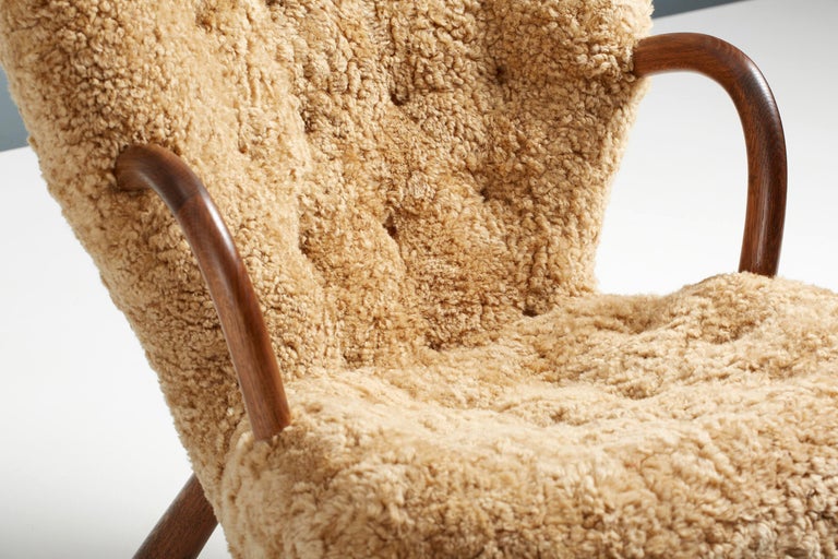 https://a.1stdibscdn.com/pair-of-arnold-madsen-sheepskin-clam-chairs-1944-for-sale-picture-8/f_67442/f_288879921653951902427/ArnoldMadsen_Dagmar_ClamChair_REPRO_Maple_OiledOak_27_copy_master.jpg?width=768