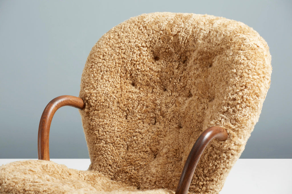 https://a.1stdibscdn.com/sheepskin-clam-chair-by-arnold-madsen-new-edition-for-sale-picture-5/f_13332/f_370817421699968232219/ArnoldMadsen_Dagmar_ClamChair_REPRO_Maple_OiledOak_34_copy_master.jpg
