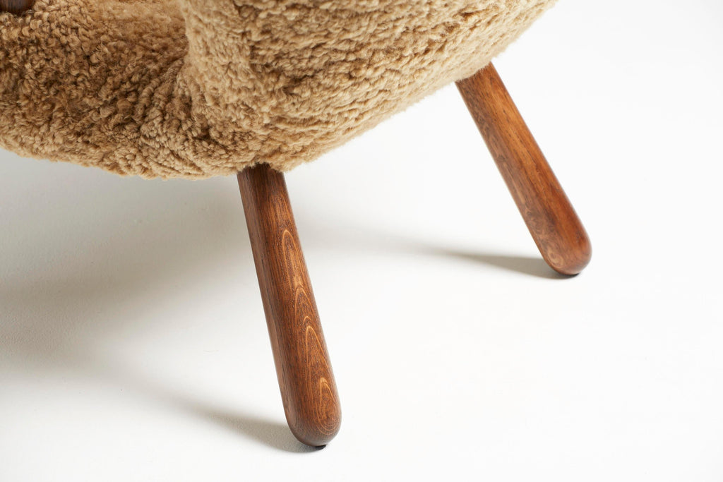https://a.1stdibscdn.com/sheepskin-clam-chair-by-arnold-madsen-new-edition-for-sale-picture-6/f_13332/f_370817421699968233329/ArnoldMadsen_Dagmar_ClamChair_REPRO_Maple_OiledOak_46_copy_master.jpg