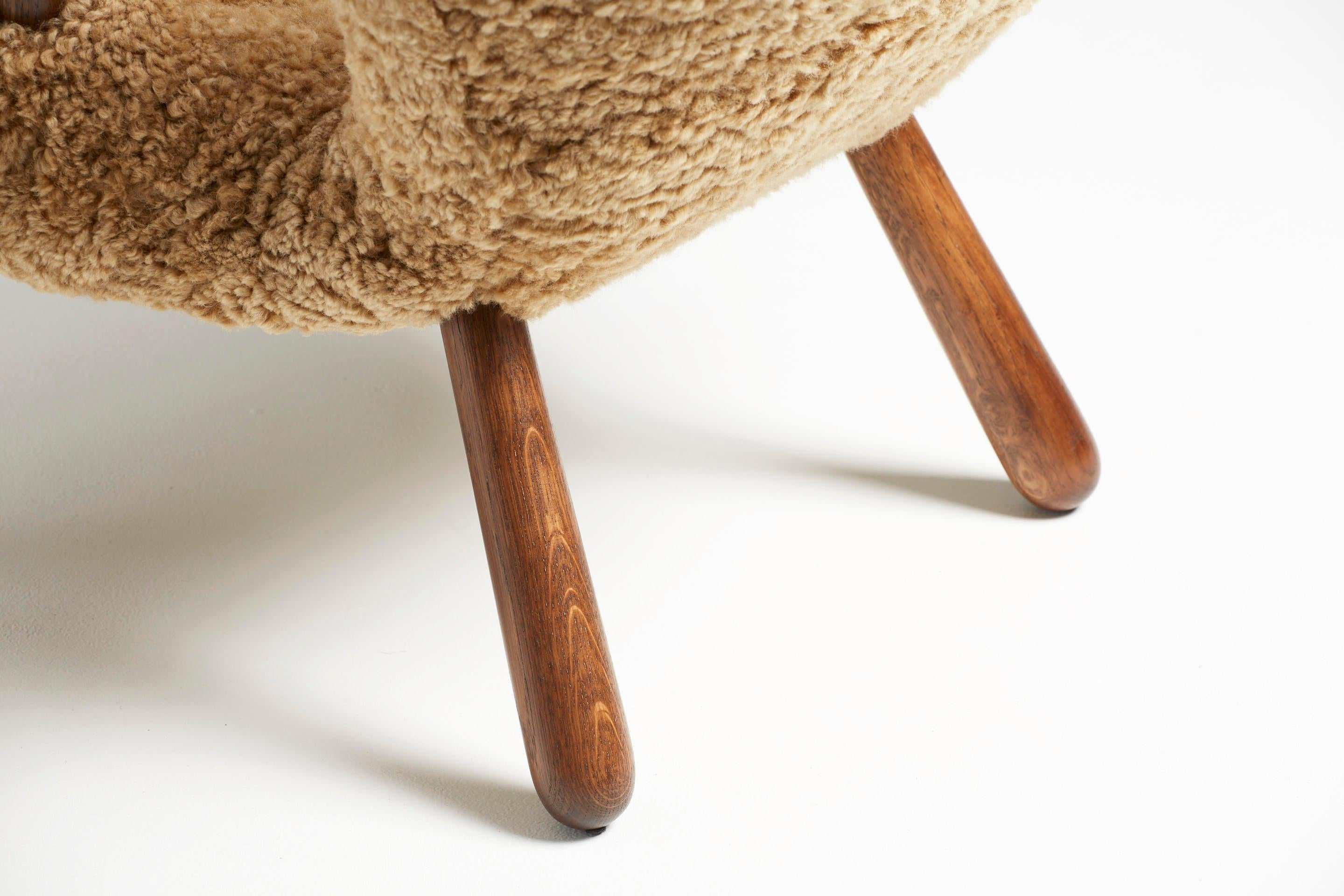 https://a.1stdibscdn.com/sheepskin-clam-chair-by-arnold-madsen-new-edition-for-sale-picture-6/f_13332/f_370817421699968233329/ArnoldMadsen_Dagmar_ClamChair_REPRO_Maple_OiledOak_46_copy_master.jpg