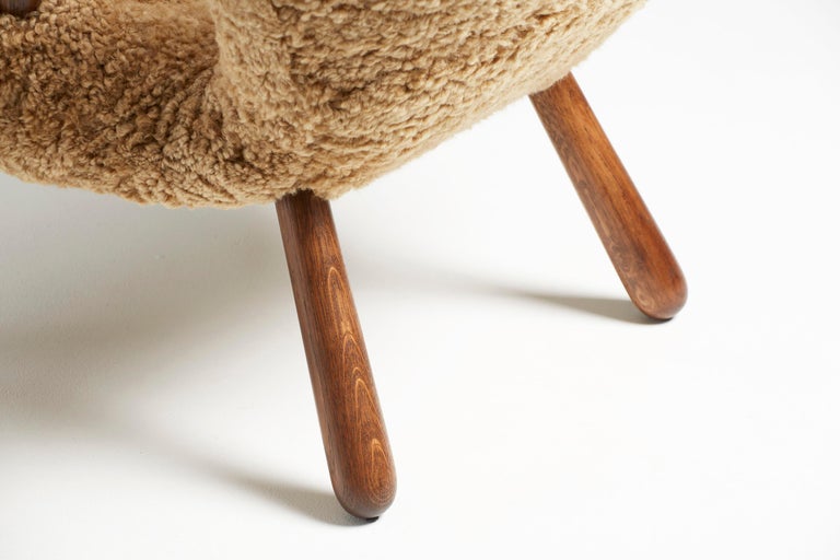https://a.1stdibscdn.com/pair-of-arnold-madsen-sheepskin-clam-chairs-1944-for-sale-picture-9/f_67442/f_288879921653951903423/ArnoldMadsen_Dagmar_ClamChair_REPRO_Maple_OiledOak_46_copy_master.jpg?width=768