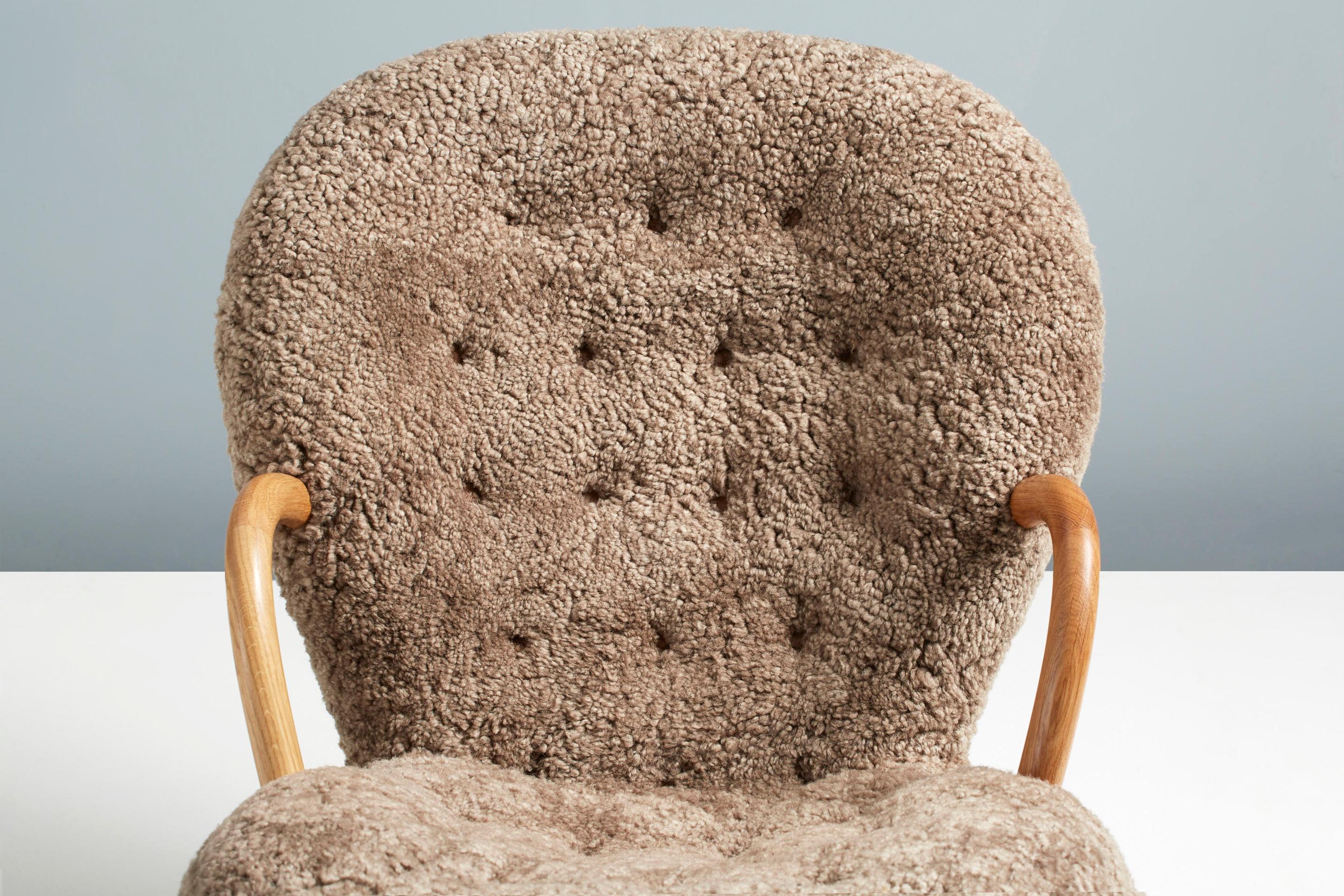 https://a.1stdibscdn.com/pair-of-arnold-madsen-sheepskin-clam-chairs-1944-for-sale-picture-4/f_67442/f_288879221653951229056/ArnoldMadsen_Dagmar_ClamChair_REPRO_Sahara_OiledOak_14_copy_master.jpg