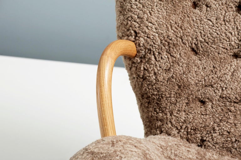 https://a.1stdibscdn.com/re-edition-sheepskin-clam-chair-ottoman-by-arnold-madsen-for-sale-picture-5/f_67442/f_306305021664468982260/ArnoldMadsen_Dagmar_ClamChair_REPRO_Sahara_OiledOak_15_copy_master.jpg?width=768