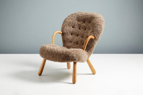 https://a.1stdibscdn.com/pair-of-arnold-madsen-sheepskin-clam-chairs-1944-for-sale-picture-2/f_67442/f_288879221653951227951/ArnoldMadsen_Dagmar_ClamChair_REPRO_Sahara_OiledOak_21_master.jpg