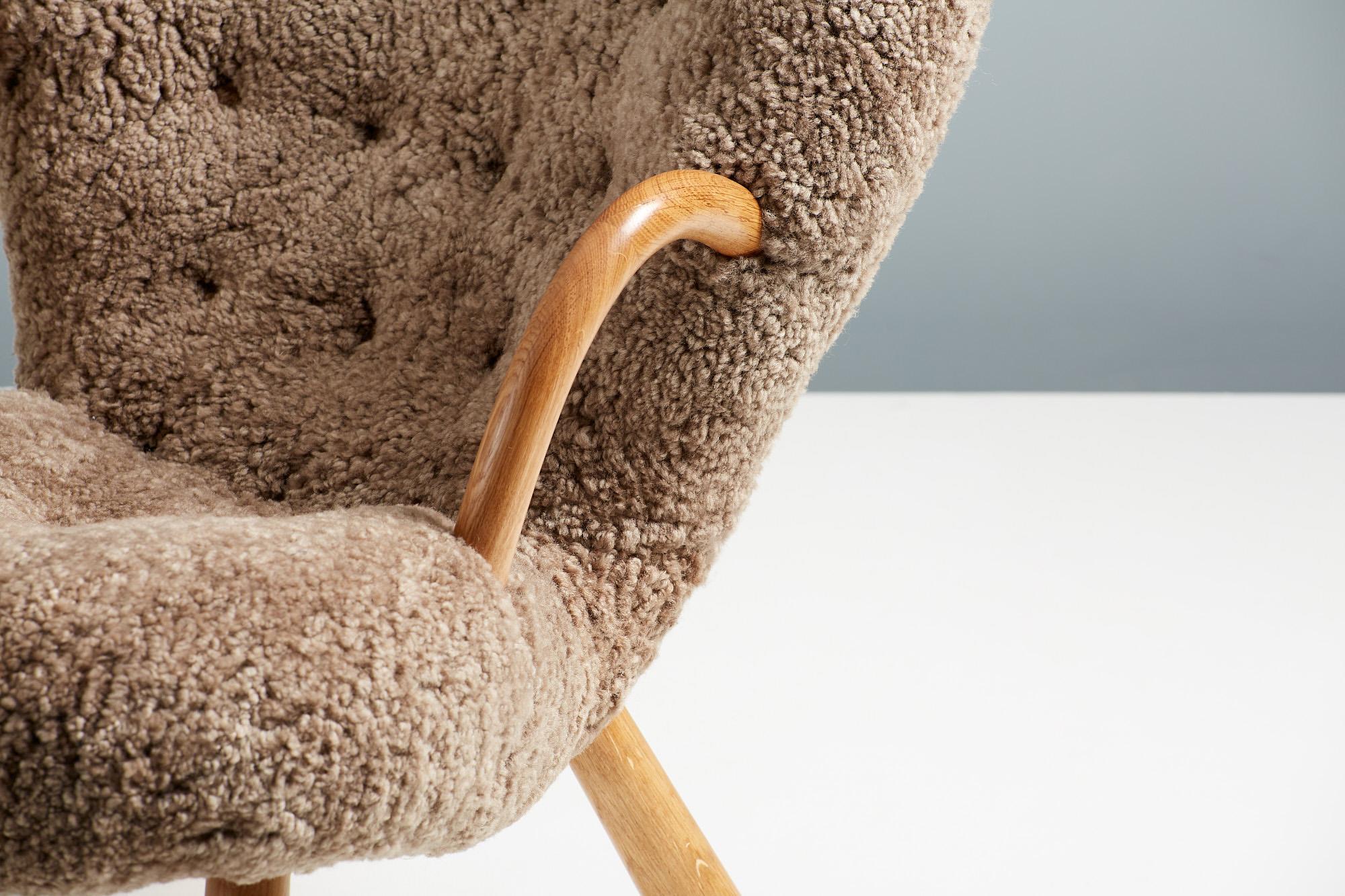 https://a.1stdibscdn.com/pair-of-arnold-madsen-sheepskin-clam-chairs-1944-for-sale-picture-8/f_67442/f_288879221653951231275/ArnoldMadsen_Dagmar_ClamChair_REPRO_Sahara_OiledOak_25_master.jpg