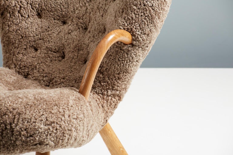 https://a.1stdibscdn.com/re-edition-sheepskin-clam-chair-ottoman-by-arnold-madsen-for-sale-picture-8/f_67442/f_306305021664468983911/ArnoldMadsen_Dagmar_ClamChair_REPRO_Sahara_OiledOak_25_master.jpg?width=768