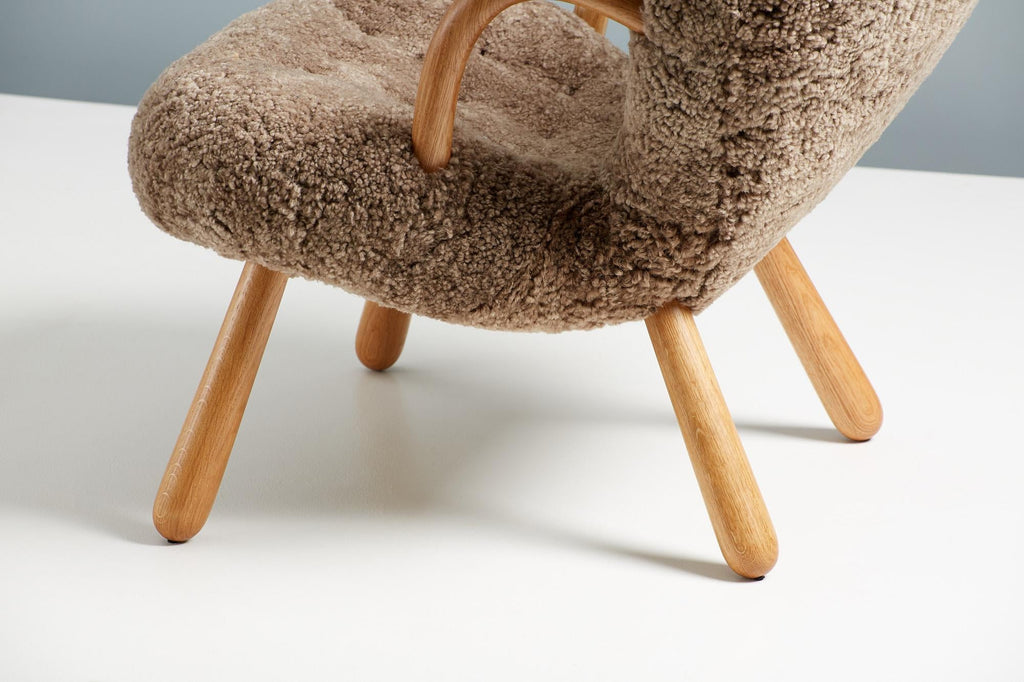 https://a.1stdibscdn.com/pair-of-arnold-madsen-sheepskin-clam-chairs-1944-for-sale-picture-9/f_67442/f_288879221653951231857/ArnoldMadsen_Dagmar_ClamChair_REPRO_Sahara_OiledOak_32_master.jpg