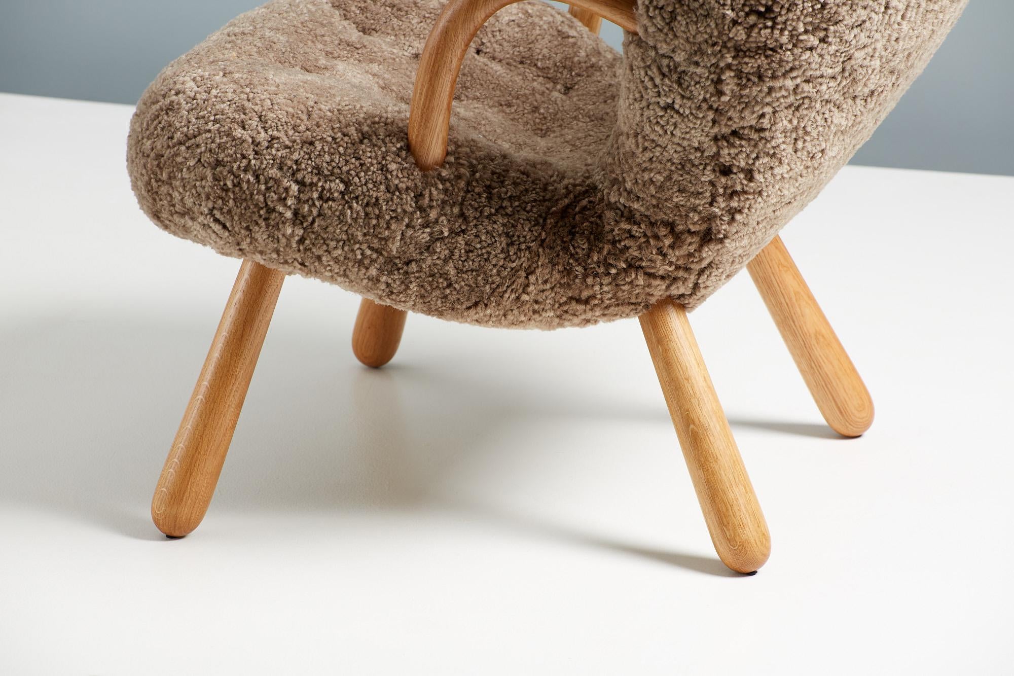 https://a.1stdibscdn.com/pair-of-arnold-madsen-sheepskin-clam-chairs-1944-for-sale-picture-9/f_67442/f_288879221653951231857/ArnoldMadsen_Dagmar_ClamChair_REPRO_Sahara_OiledOak_32_master.jpg