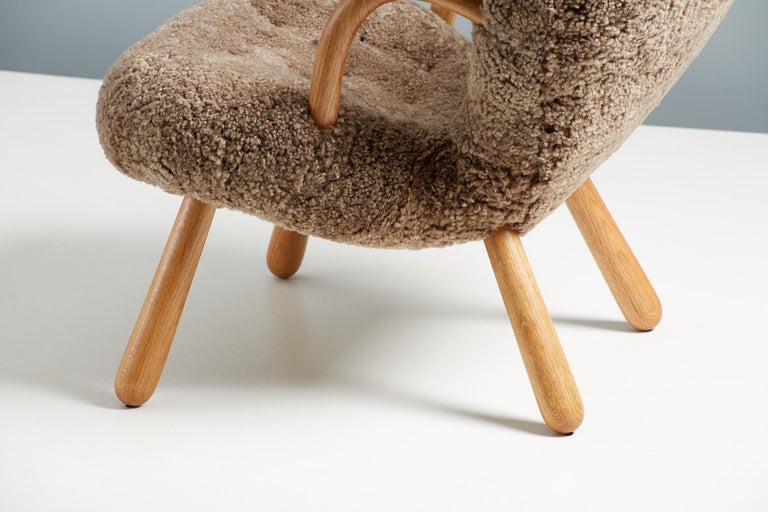 https://a.1stdibscdn.com/re-edition-sheepskin-clam-chair-ottoman-by-arnold-madsen-for-sale-picture-9/f_67442/f_306305021664468984385/ArnoldMadsen_Dagmar_ClamChair_REPRO_Sahara_OiledOak_32_master.jpg?width=768