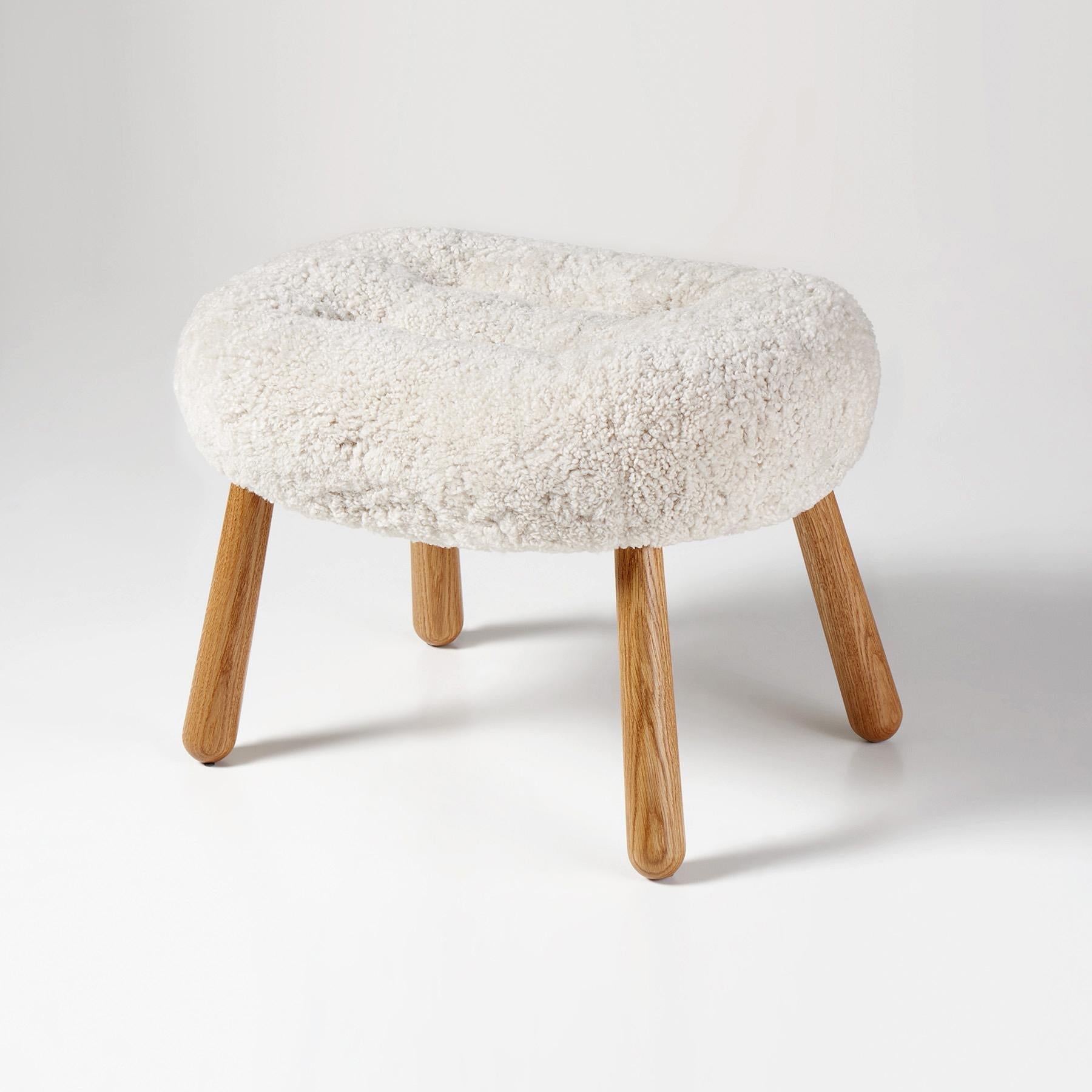 https://a.1stdibscdn.com/arnold-madsen-sheepskin-clam-chair-stool-for-sale-picture-11/f_13332/f_425325721732925310442/Arnold_Madsen_Clam_Stool_SK_Moonlight_Oiled_Oak_master.jpg