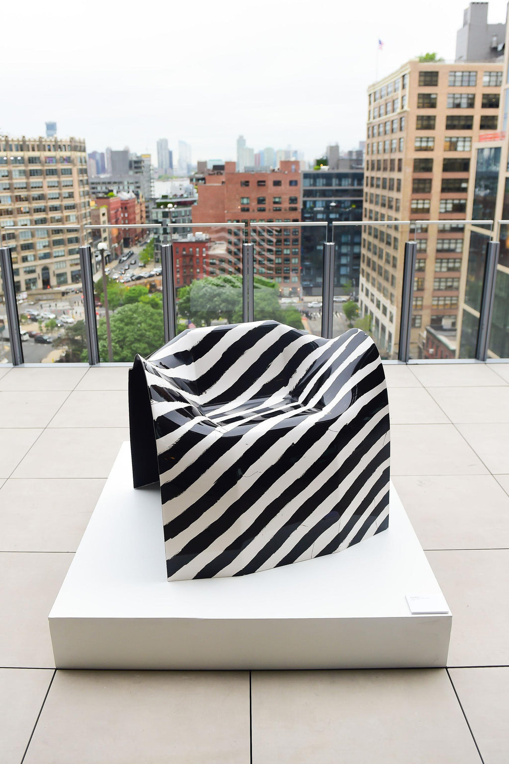 https://a.1stdibscdn.com/organic-loop-stripes-chair-in-hand-painted-fiberglass-composite-by-julian-mayor-for-sale-picture-14/f_12192/f_459148421752774437514/Artnet_JM_Dobel_14_of_188__master.jpg