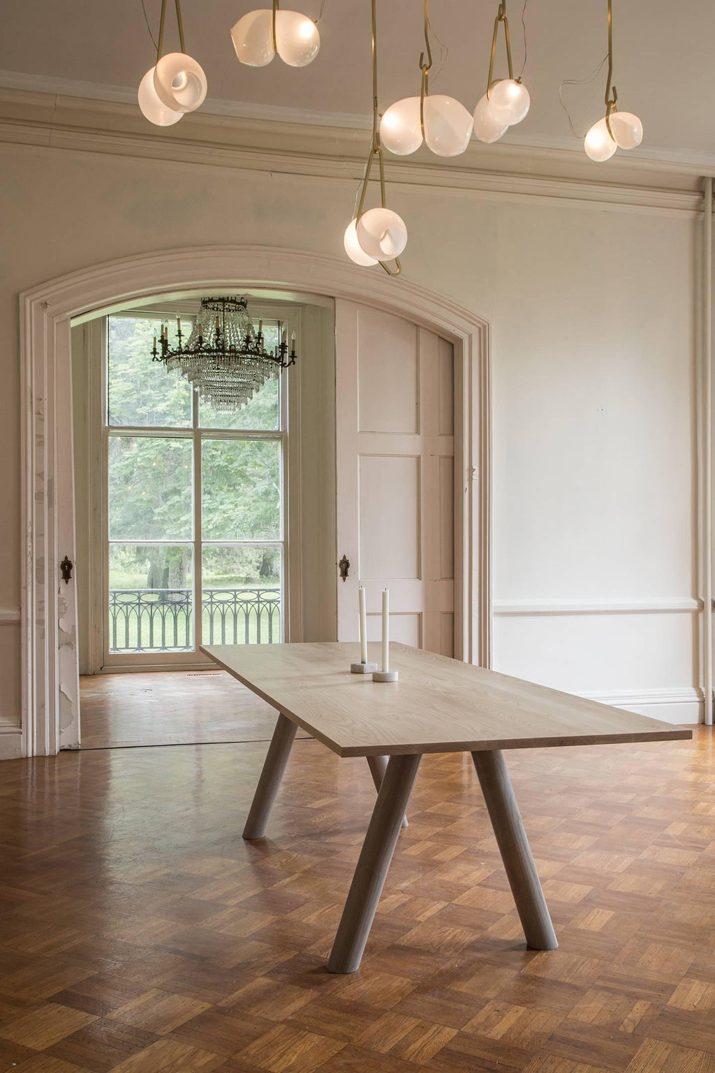 https://a.1stdibscdn.com/contemporary-wood-angled-leg-column-dining-table-in-white-oak-by-fort-standard-for-sale-picture-4/archivesE/upload/f_36481/f_105190131524518153677/Ash_column_dining_1_master.jpg