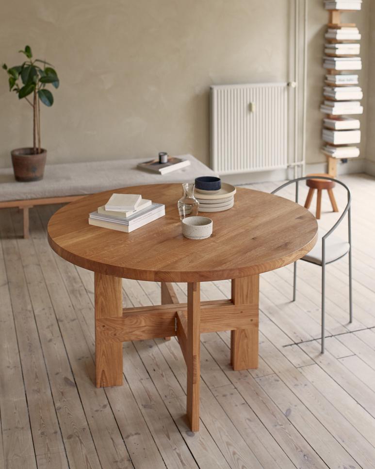 https://a.1stdibscdn.com/contemporary-trestle-table-farmhouse-by-frama-natural-oak-120-round-for-sale-picture-6/f_31233/f_483338421768470377709/AtelierContextStory001_master.jpg