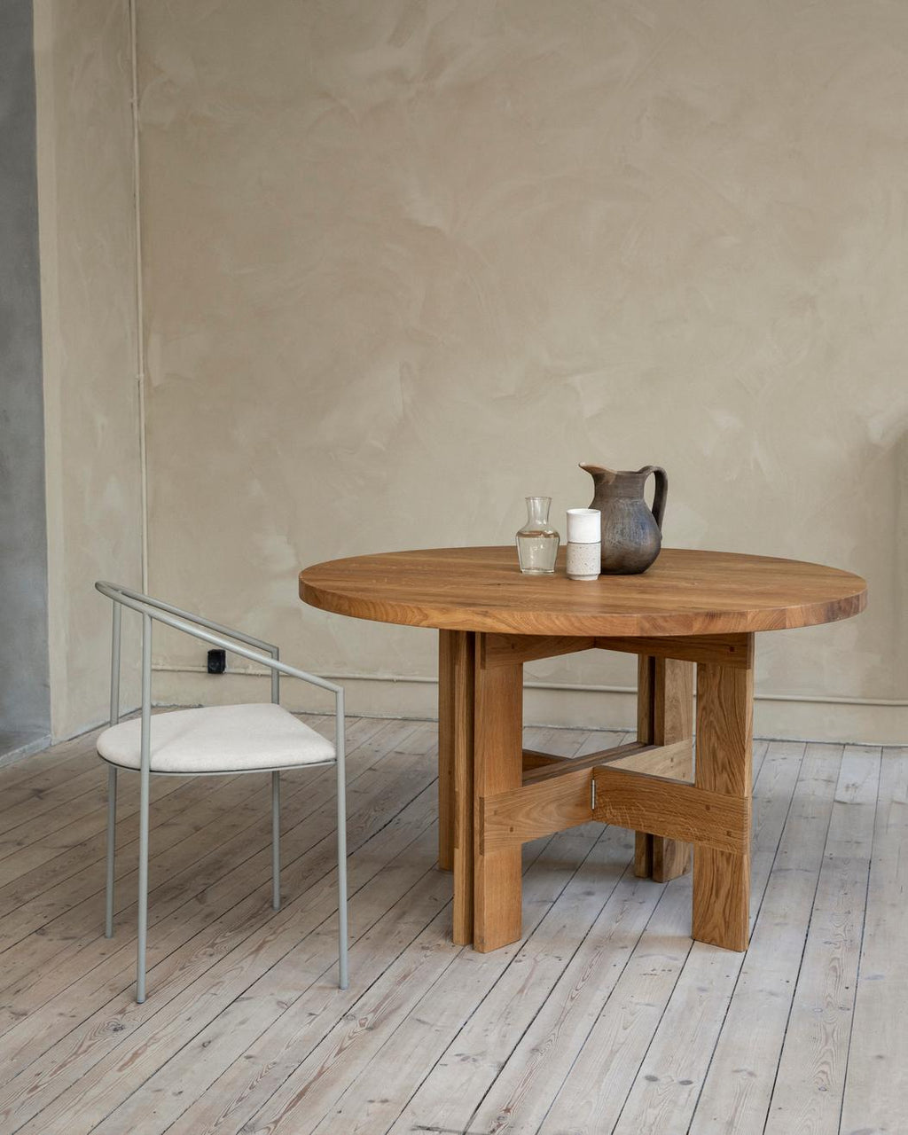 https://a.1stdibscdn.com/contemporary-trestle-table-farmhouse-by-frama-natural-oak-120-round-for-sale-picture-7/f_31233/f_483338421768470377863/AtelierContextStory004_master.jpg