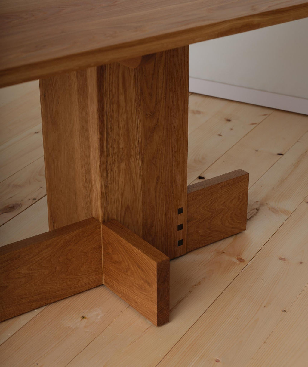 https://a.1stdibscdn.com/ayt-banquette-table-for-sale-picture-7/f_106752/f_471404821776126363249/Austen_Morris_22371_2_master.jpg