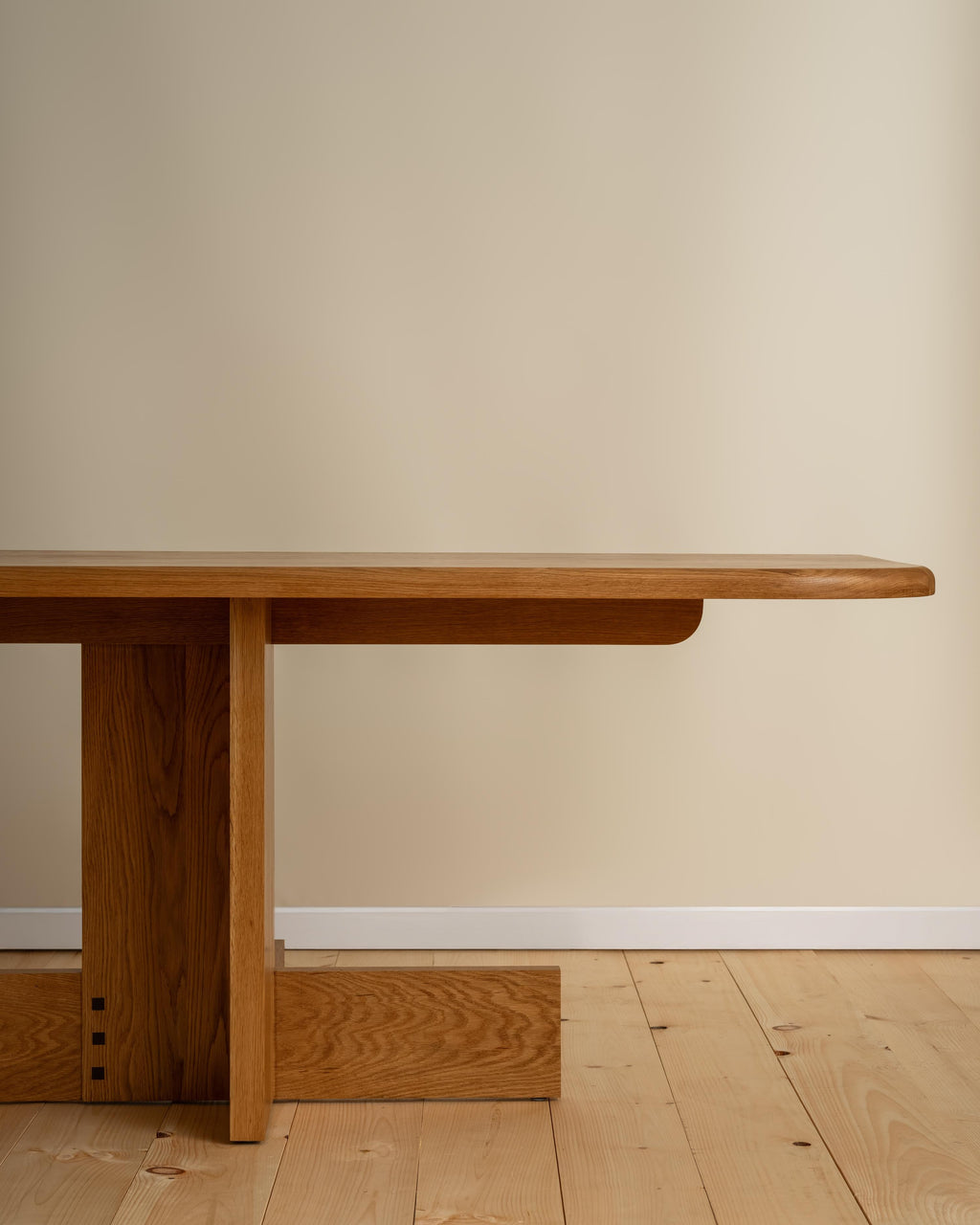 https://a.1stdibscdn.com/ayt-banquette-table-for-sale-picture-3/f_106752/f_471404821761078589074/Austen_Morris_22372_2_master.jpg