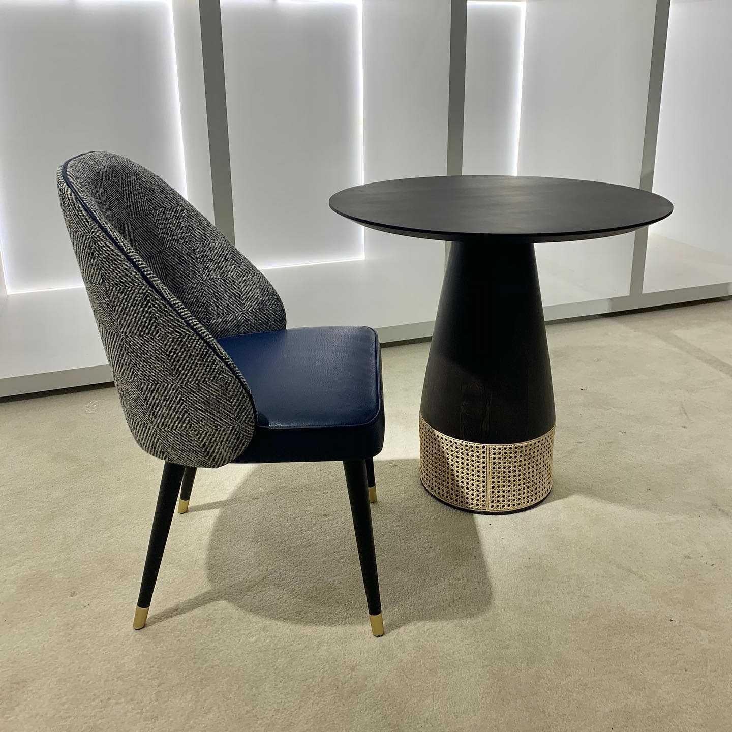 https://a.1stdibscdn.com/custom-round-dining-table-in-mint-green-lacquer-with-rattan-detailing-for-sale-picture-3/f_27693/f_459950221753352025987/Austin_Coffee_Table_64006_66215_master.jpg