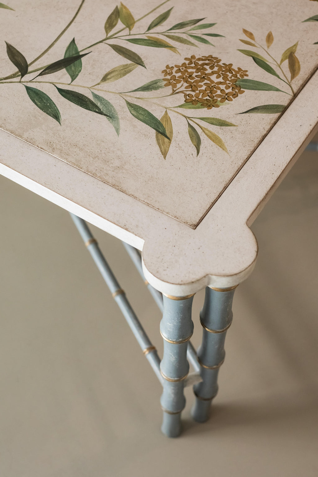 https://a.1stdibscdn.com/18th-century-hand-painted-venetian-style-bamboo-marco-polo-coffee-table-for-sale-picture-3/f_57702/1626791029226/BAMBOO_COFFEE_TABLE_San_Samuele_OLD_showroom_Porte_Italia_Venezia_49__master.jpg