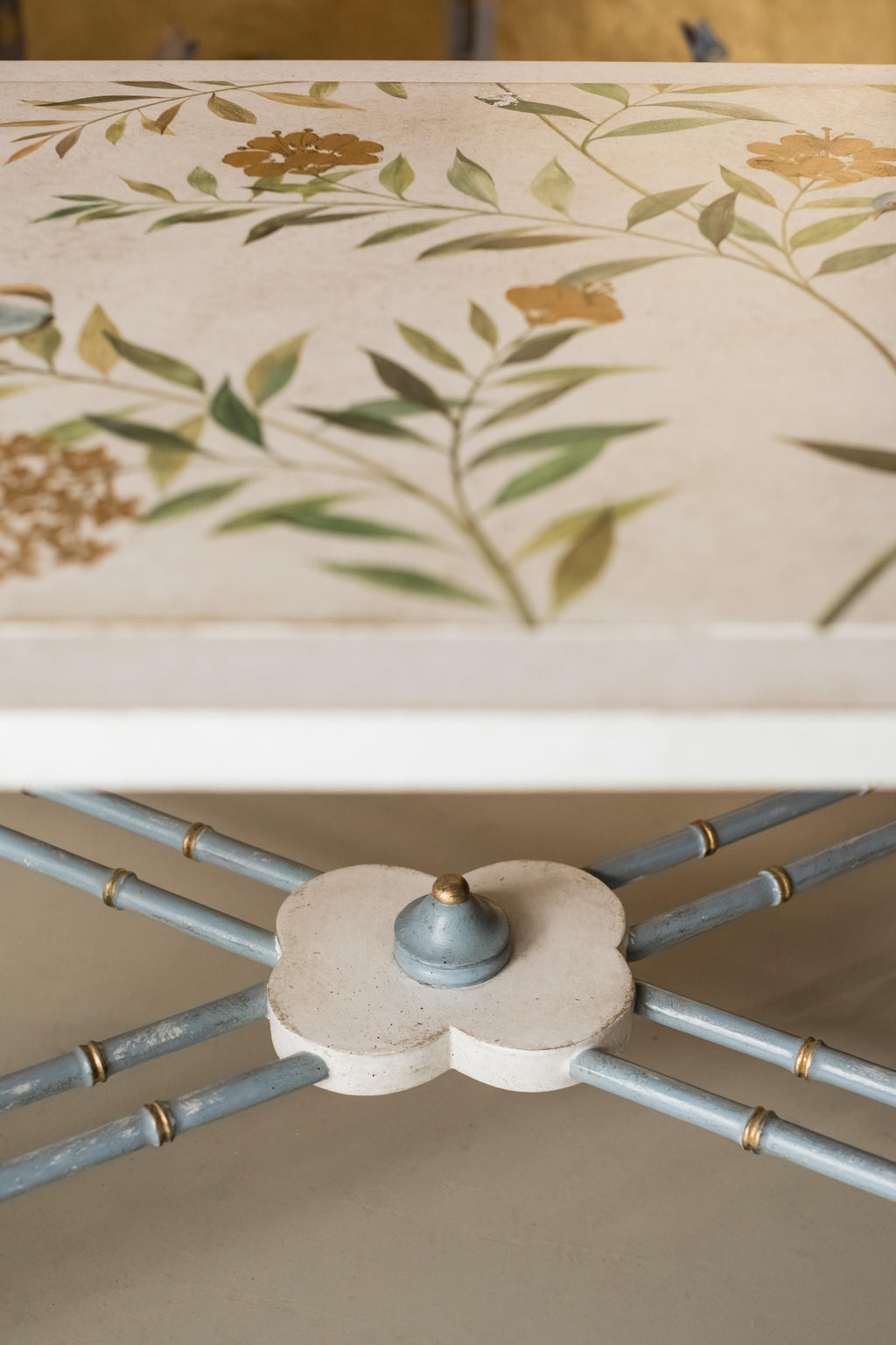 https://a.1stdibscdn.com/18th-century-hand-painted-venetian-style-bamboo-marco-polo-coffee-table-for-sale-picture-4/f_57702/1626791058034/BAMBOO_COFFEE_TABLE_San_Samuele_OLD_showroom_Porte_Italia_Venezia_50__master.jpg