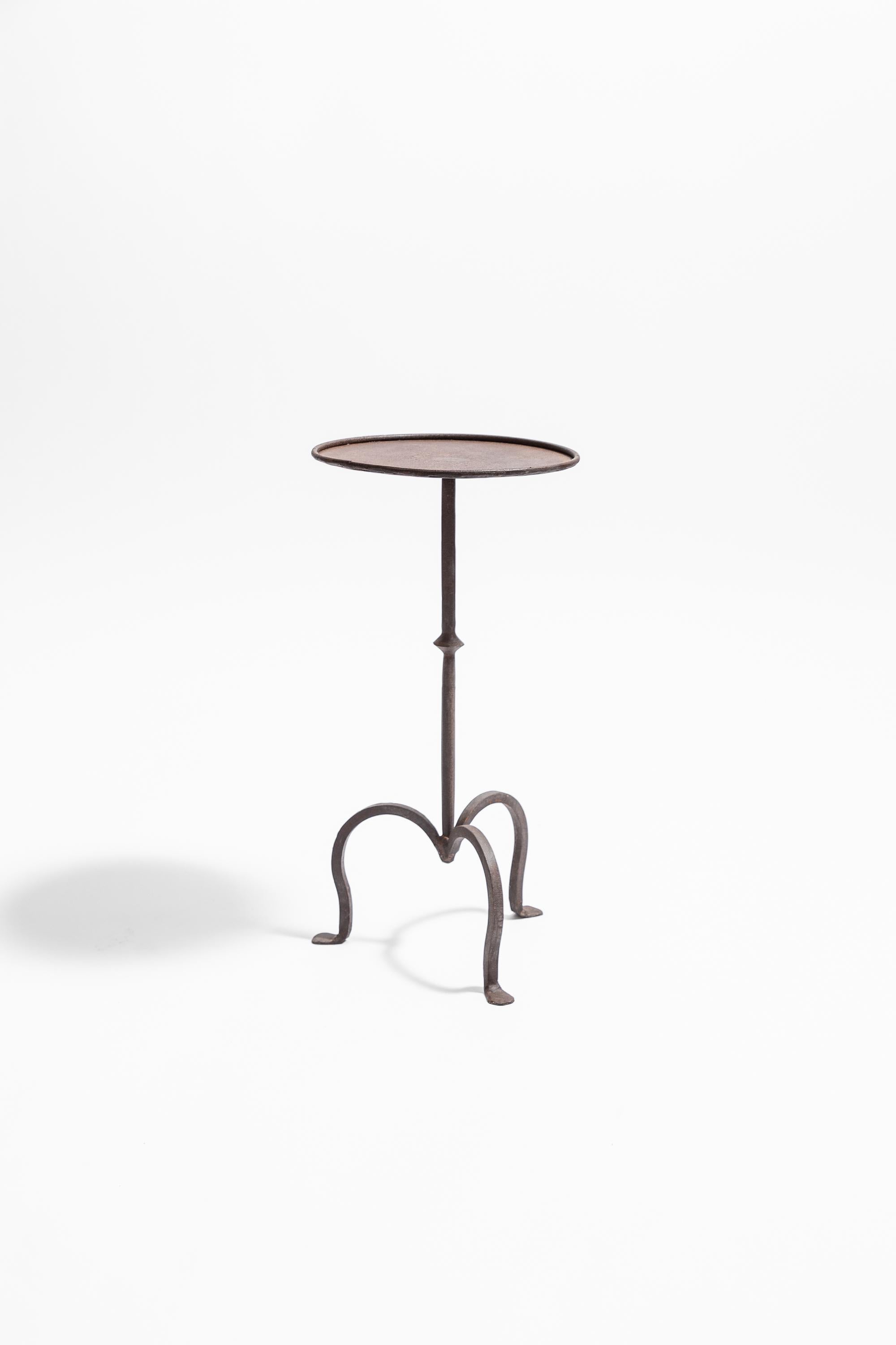 https://a.1stdibscdn.com/wrought-iron-martini-table-small-for-sale-picture-2/f_76442/f_437077221739979792835/BB4X1621_HiRes_master.jpg
