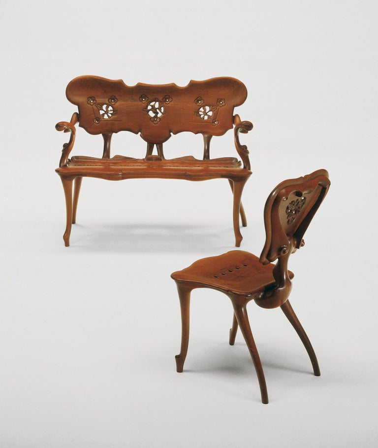 https://a.1stdibscdn.com/calvet-chair-by-antoni-gaudi-solid-oak-spanish-modernist-for-sale-picture-8/f_30483/f_470736521760629876373/BD_Calvet_Chair_Antoni_Gaudi2_master.jpg?width=768