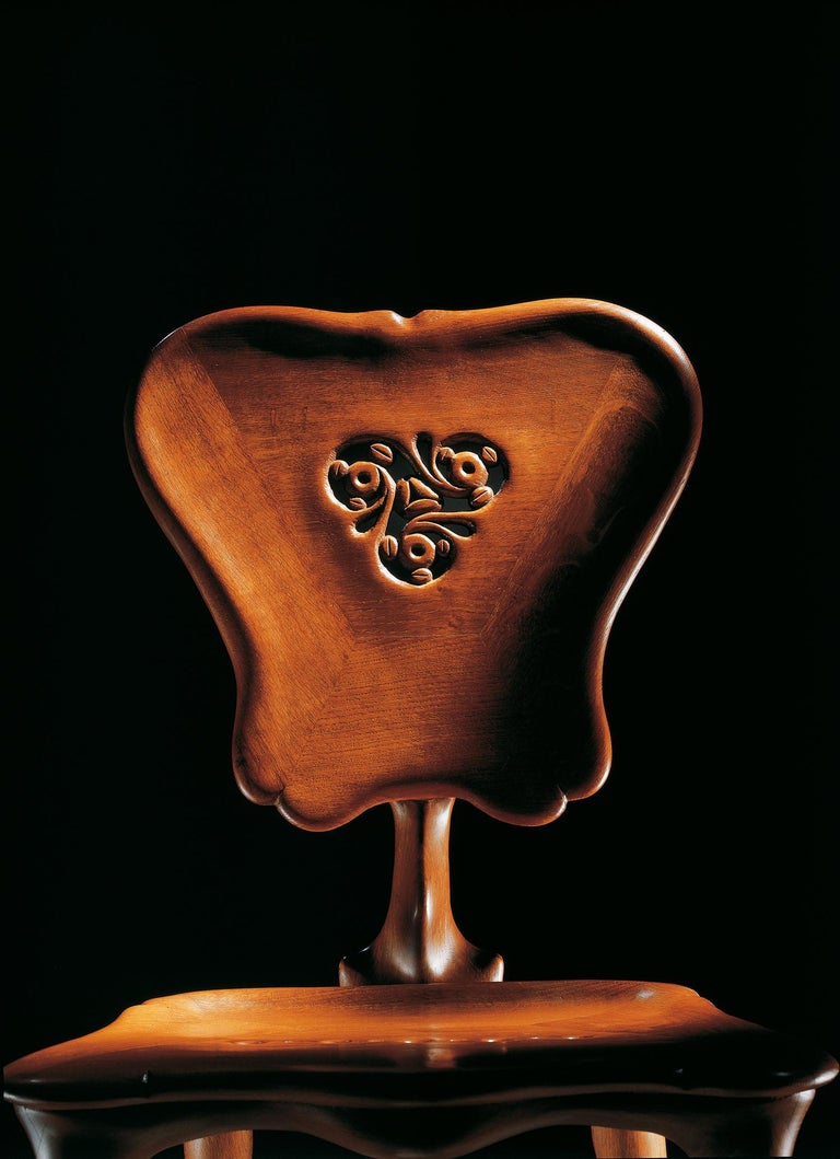 https://a.1stdibscdn.com/calvet-chair-by-antoni-gaudi-solid-oak-spanish-modernist-for-sale-picture-9/f_30483/f_470736521760629877019/BD_Calvet_Chair_Antoni_Gaudi4_master.jpg?width=768