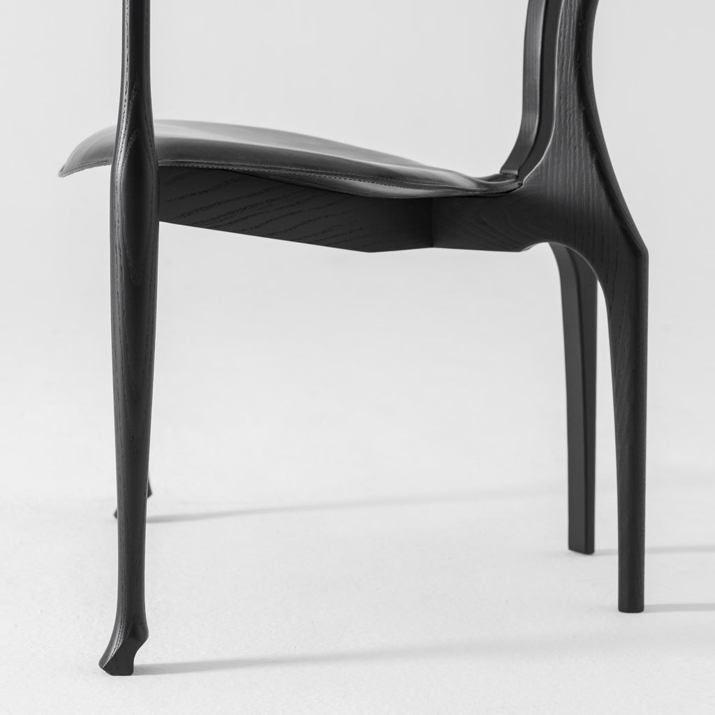 https://a.1stdibscdn.com/oscar-tusquets-mid-century-modern-black-ash-gaulino-spanish-easy-chairs-for-sale-picture-5/f_14272/f_302122721661937201409/BD_Gaulino_easy_chair_Oscar_Tusquets_1detalle2_master.jpg