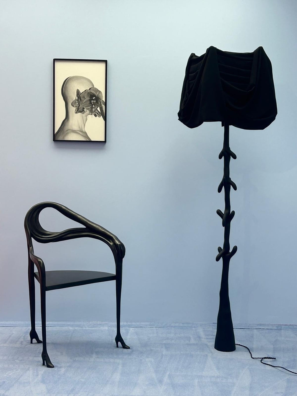 https://a.1stdibscdn.com/armchair-model-leda-black-edition-by-salvador-dali-spanish-surrealism-for-sale-picture-4/f_30483/f_316915121763046291051/BD_Leda_armchair_Muletas_lamp_black_label3_master.jpeg
