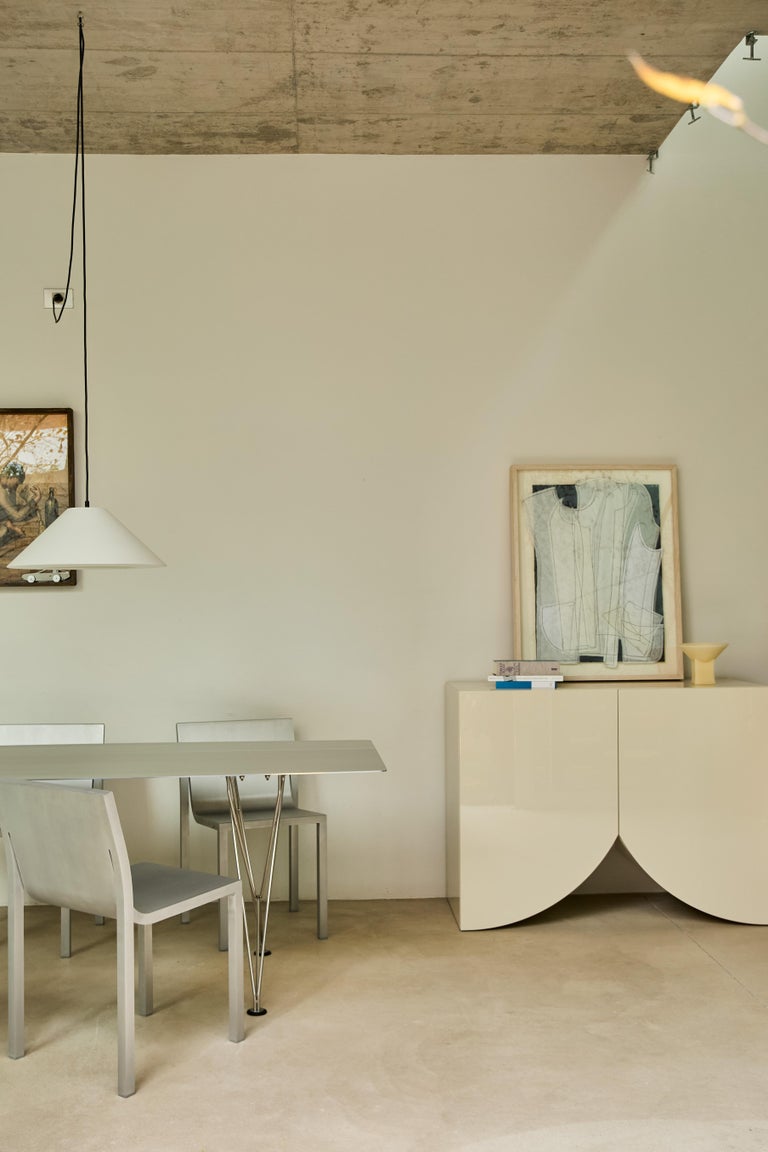 https://a.1stdibscdn.com/muller-van-severan-bridges-cabinet-large-oyster-white-laquered-contemporary-for-sale-picture-4/f_30483/f_489722821772023083612/BD_MVS_Bridge_Oyster_White_2_master.jpg?width=768